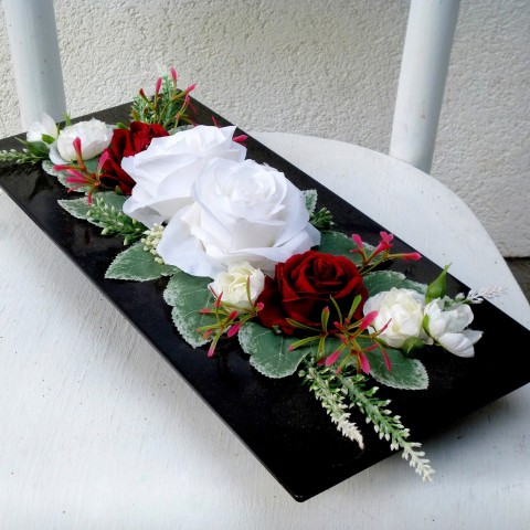 Bílé a vínové růže na černé misce hedvábné bobulky dekorace na stůl poupata bílé růže aranžmá na stůl vínové růžičky černá lesklá plastová miska 