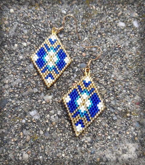 Modrá a zlatá šperk korálky doplněk náušnice modrá zlatá miyuki trojúhelník geometrické řecko geometrie cihlový steh brick stitch toho treasure 